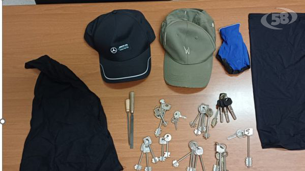 Pronti a commettere furti, trovati in possesso di chiavi, presi dalla Polizia