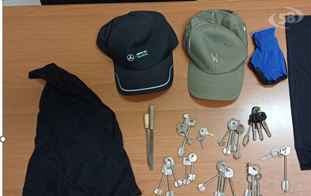 Pronti a commettere furti, trovati in possesso di chiavi, presi dalla Polizia