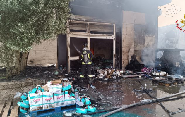 Vasto incendio, in fiamme deposito di detersivi
