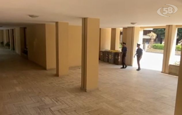Città semi deserta, presidio dei Carabinieri in borghese e in divisa. I consigli contro i furti/VIDEO