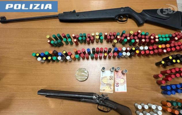 Fucile a canne mozze e oltre 200 munizioni, scovati e arrestati dalla Polizia