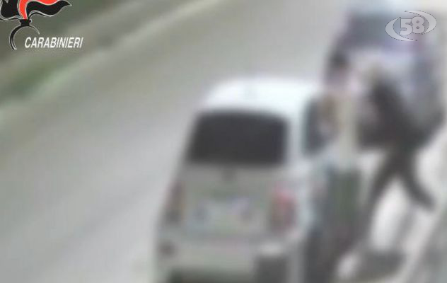 Rubavano le auto, le smontavano e rivendevano i pezzi: arrestati dai Carabinieri/VIDEO