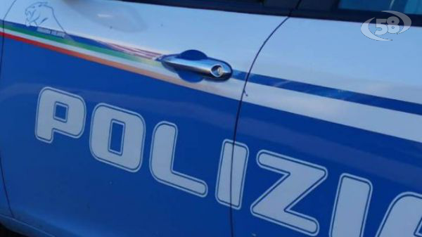 Danneggia numerose fioriere in centro, bloccato dalla Polizia