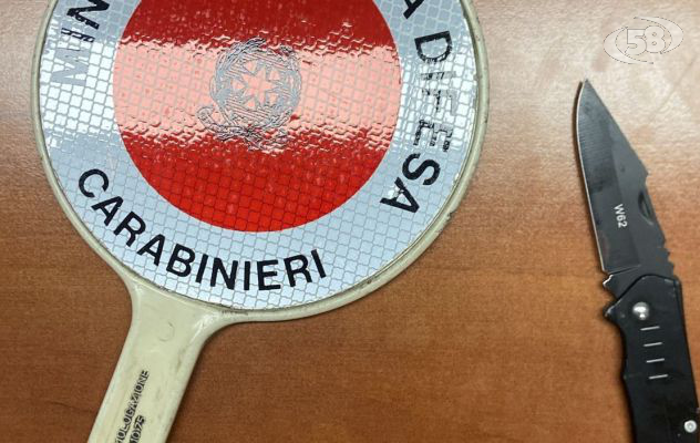 Lite tra colleghi, 56enne accoltella un 20enne e ferisce involontariamente un altro: arrestato