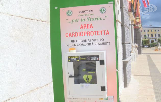 Avellino, inaugurato un nuovo defibrillatore in Piazza Libertà