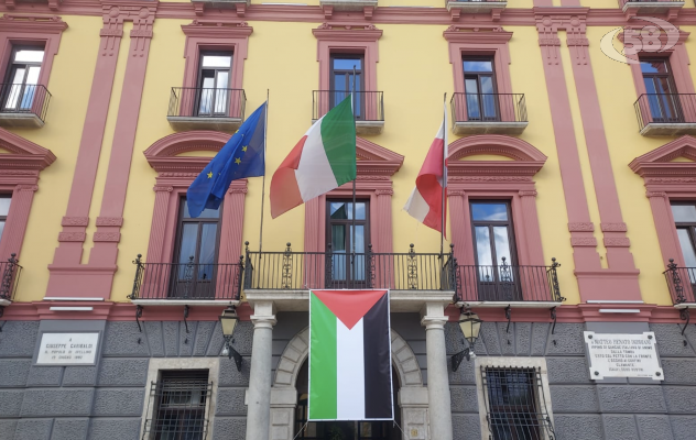 La Provincia di Avellino espone la bandiera della Palestina