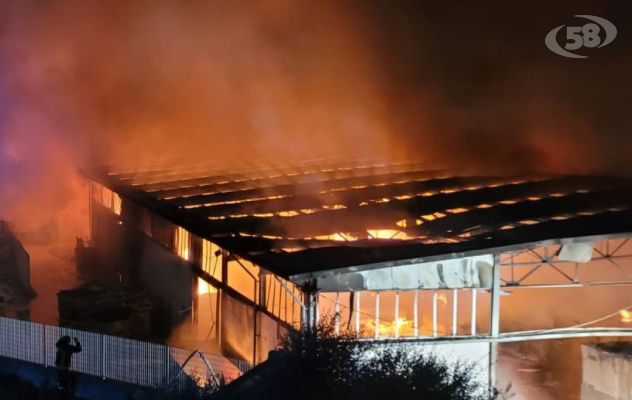 Azienda in fiamme, vasto incendio: Arpac al lavoro per monitorare l'aria