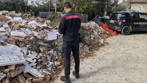 I Carabinieri denunciano una persona per deposito incontrollato di rifiuti in area vincolata.