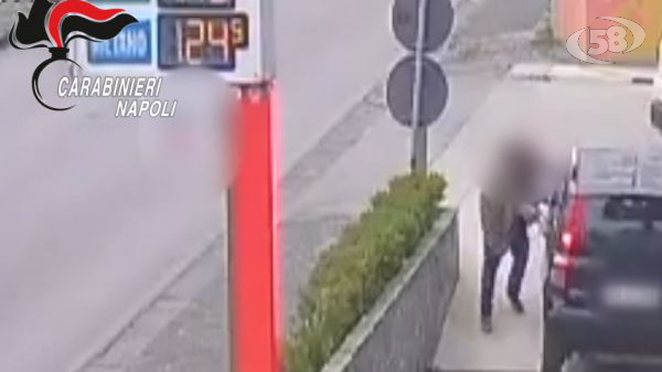 “Fermati, voglio solo parlare”. Terrore per una donna al distributore di benzina. Il suo ex si aggrappa all'auto e colpisce vetri e portiera. Aveva un coltello: arrestato/VIDEO