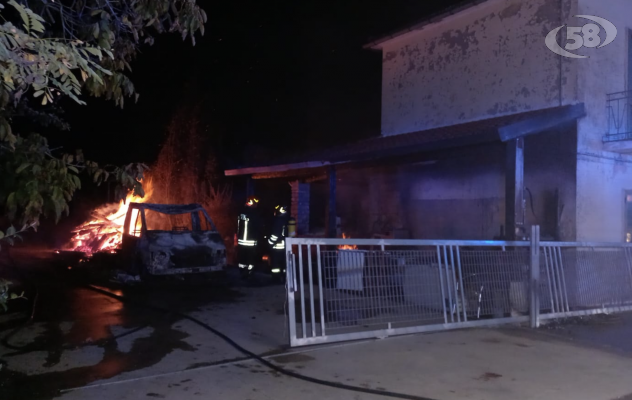 Fiamme in un'abitazione sul Tricolle: Vigili del Fuoco a lavoro