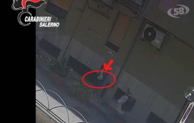 "Tuo nipote deve pagare una multa", anziana consegna 30mila euro. La scena ripresa dalle telecamere. Arrestati dai Carabinieri di Maiori e Amalfi