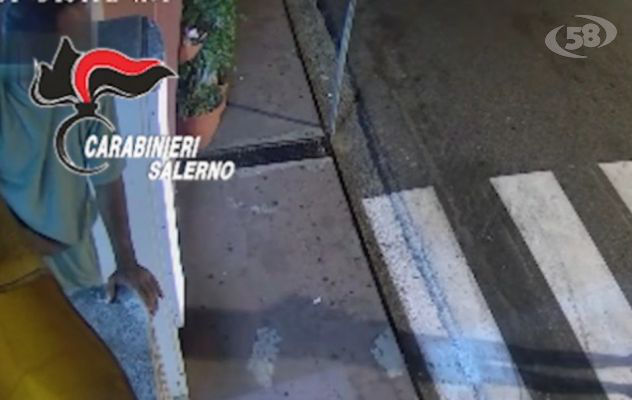 Rubano in piena notte in un supermercato. La scena ripresa dalle telecamere. Ecco il video