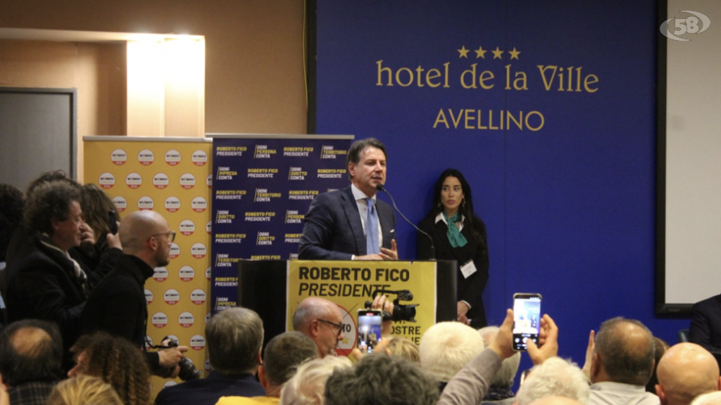 Folla per Conte: "Il centrodestra è disperato, promette e non mantiene"