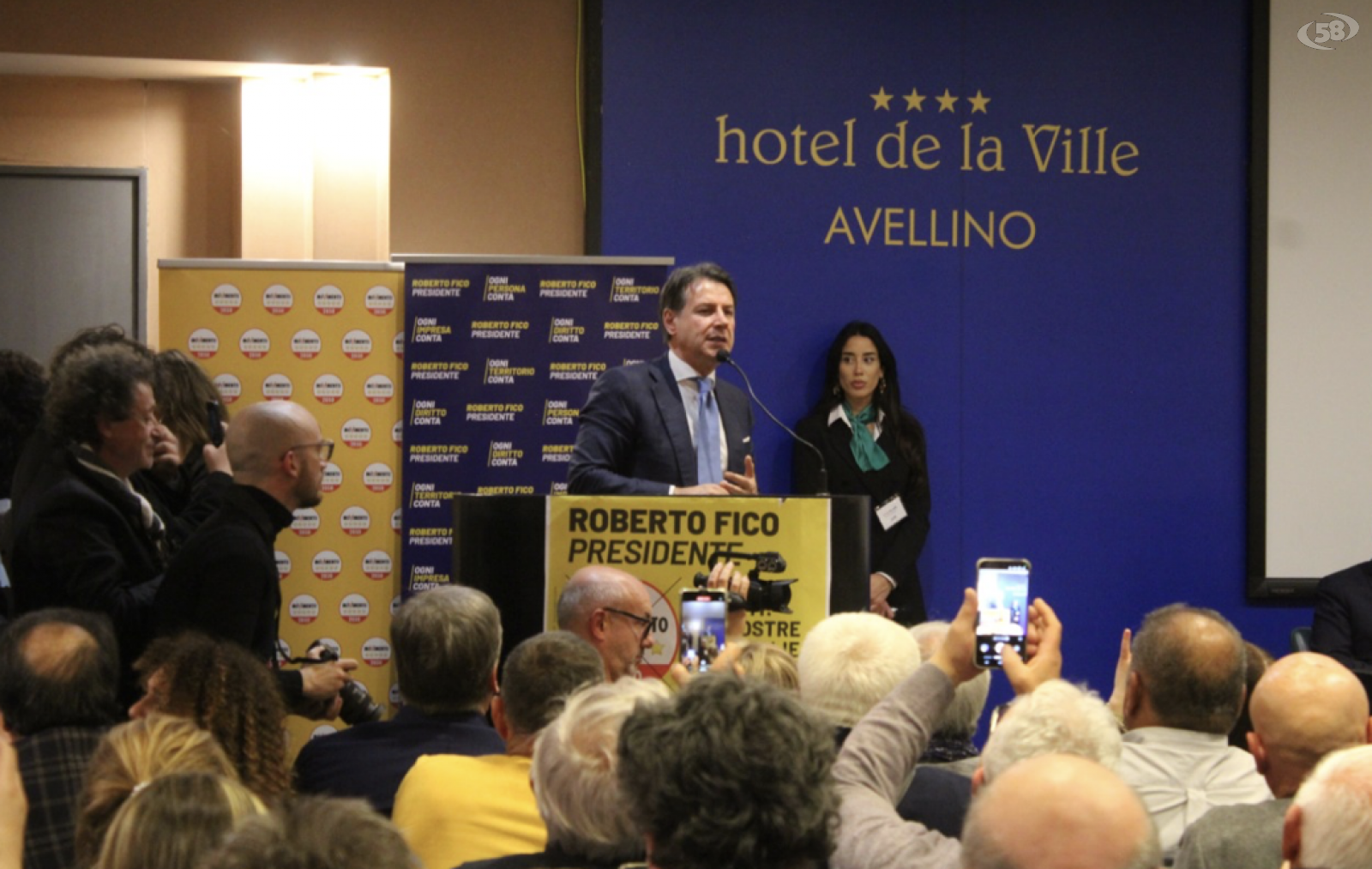 Folla per Conte: "Il centrodestra è disperato, promette e non mantiene"