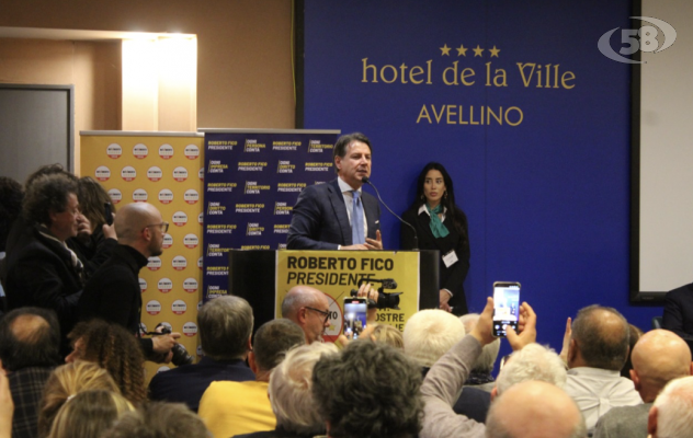 Folla per Conte: "Il centrodestra è disperato, promette e non mantiene"