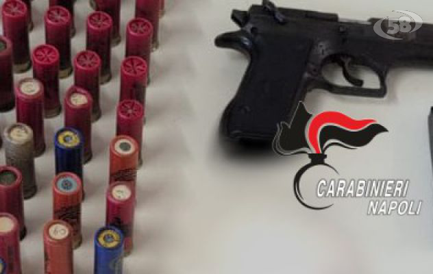 “C’è un borsone nel bidone, andate a vedere”. I Carabinieri scovano armi e droga. Indagini a tappeto