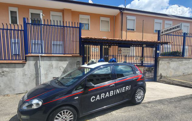 Alla guida con patente e banconote false