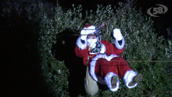 “Babbo Natale che scende dal cielo” nella Villa Comunale di Ariano
