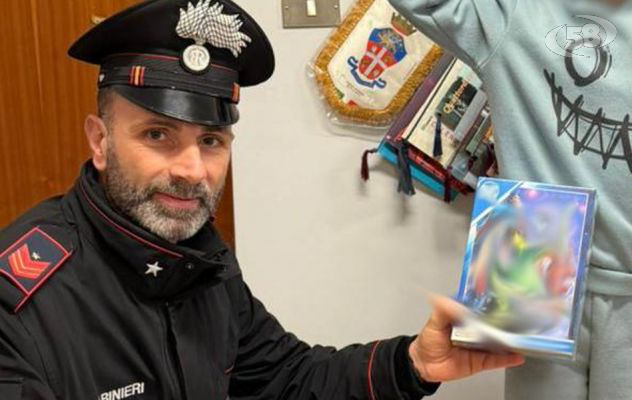 La bellissima storia, un bambino che non ha più la mamma: vende i suoi disegni per comprare il regalo alla sorellina. I Carabinieri esaudiscono il suo desiderio