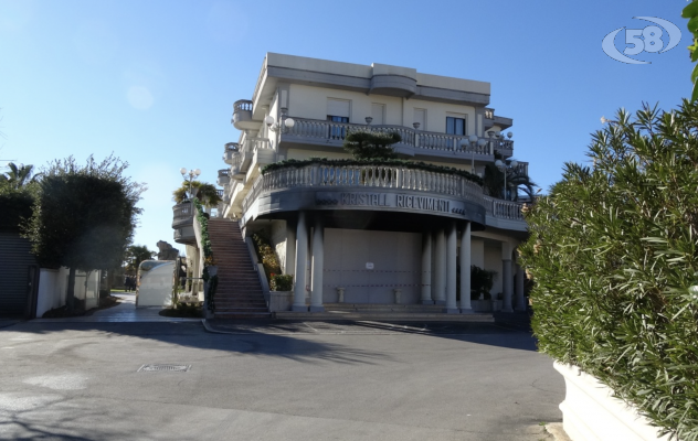 Incendio al matrimonio, dimesso lo sposo: hall sotto sequestro