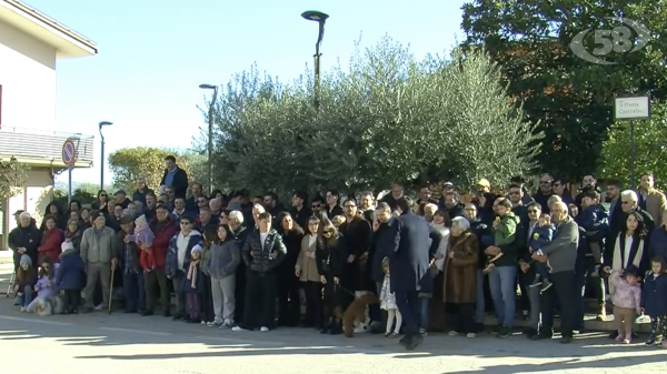 Castel del Lago, cittadini in posa per la foto di fine anno