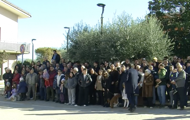 Castel del Lago, cittadini in posa per la foto di fine anno