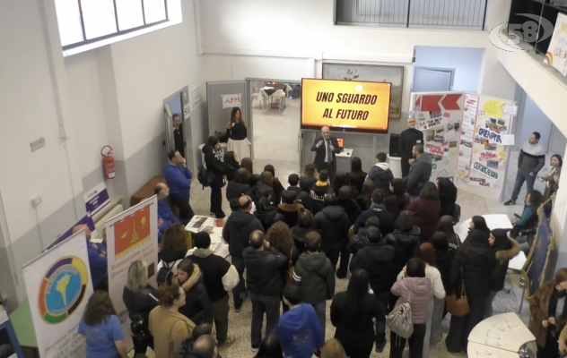 “Uno sguardo al futuro”, grande partecipazione all’Open Day del Ruggero II di Ariano