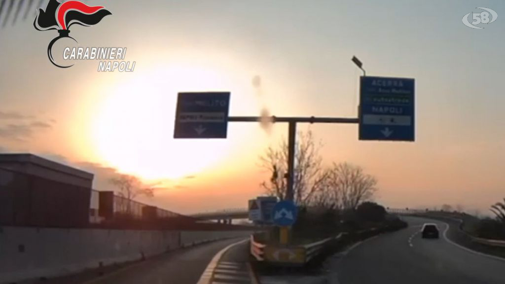 Non si fermano all'alt, due ragazzi fuggono ad alta velocità: arrestati. Ecco il video dell'inseguimento