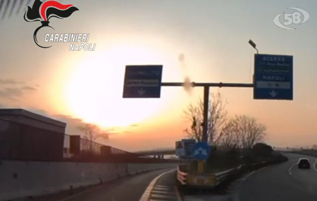 Non si fermano all'alt, due ragazzi fuggono ad alta velocità: arrestati. Ecco il video dell'inseguimento