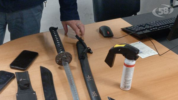Trovati in auto con coltelli, machete, spray al peperoncino: beccato anche un 20enne residente in Irpinia