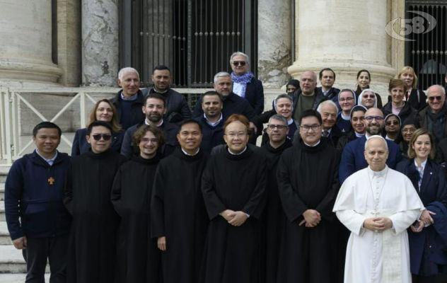 Il Papa benedice il Fatebenefratelli, udienza generale in piazza San Pietro a Roma