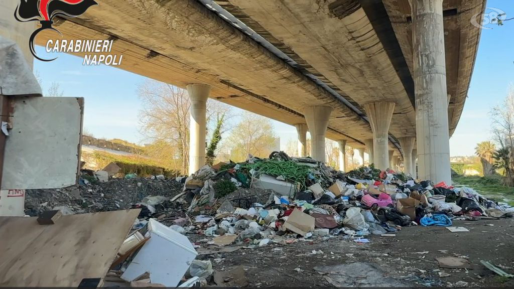 Controlli nel campo nomadi, sequestrati 21 veicoli. Autista del carro attrezzi aggredito con una chiave inglese: arrestato/VIDEO