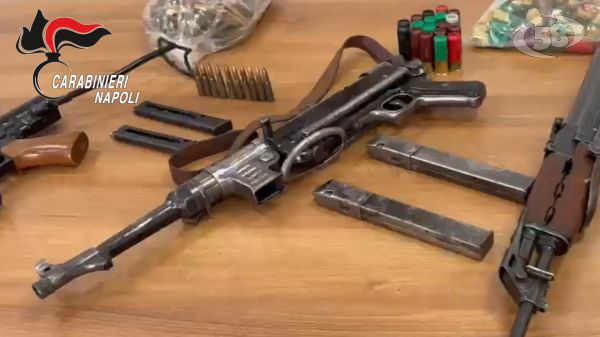 In auto con un arsenale da guerra, bloccati e perquisiti dai Carabinieri: arrestata anche una donna/VIDEO
