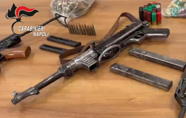 In auto con un arsenale da guerra, bloccati e perquisiti dai Carabinieri: arrestata anche una donna/VIDEO