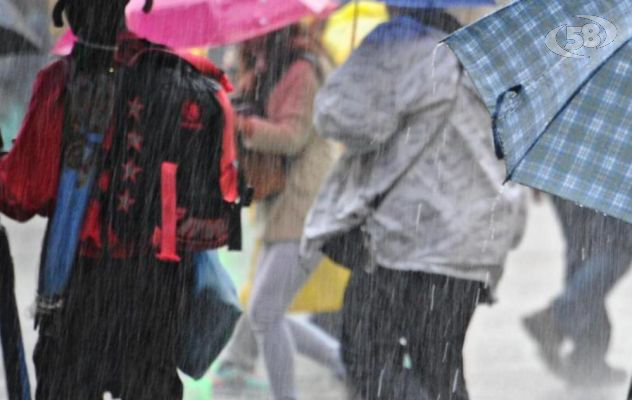 Venti forti, precipitazioni anche a carattere di temporali: ordinanza di chiusura di villa, parchi e cimitero