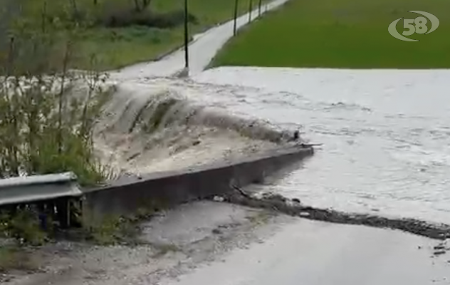 Esonda il torrente Fiumarella, disagi alla viabilità