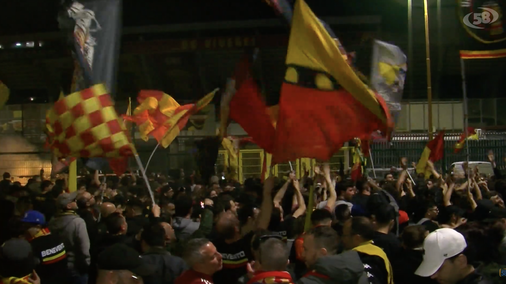 Il Benevento torna in B, esplode la gioia: festa grande in città /VIDEO