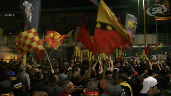 Il Benevento torna in B, esplode la gioia: festa grande in città /VIDEO