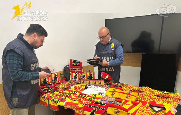 La Finanza sequestra in un negozio sciarpe e gadget contraffatti 