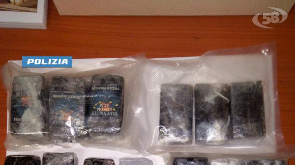 Bloccato a bordo di un'auto, nel veicolo e in casa è stata scovata droga: 25enne arrestato