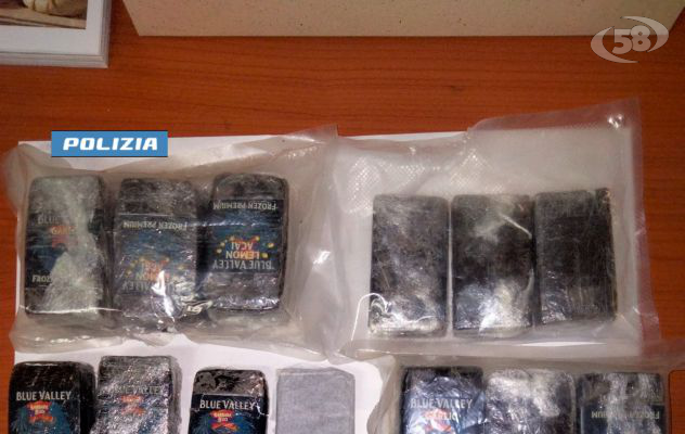 Bloccato a bordo di un'auto, nel veicolo e in casa è stata scovata droga: 25enne arrestato