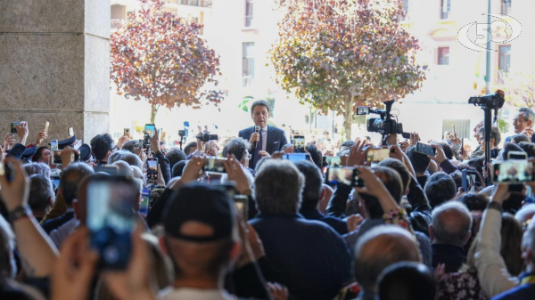 Bagno di folla per Conte: "Ad Avellino progetto serio e credibile"