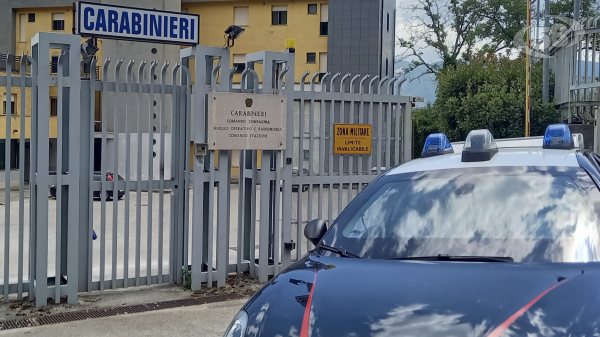 Durante la processione molesta una bambina “dispensatrice”, si denuda e aggredisce i Carabinieri: arrestato 56enne