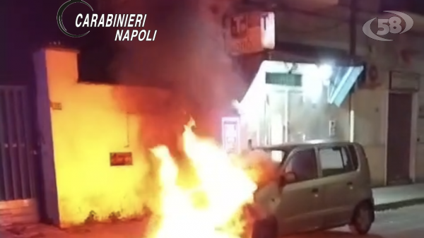 Paura nella notte. Si addormenta nell’auto, il veicolo prende fuoco. Salvato dai Carabinieri