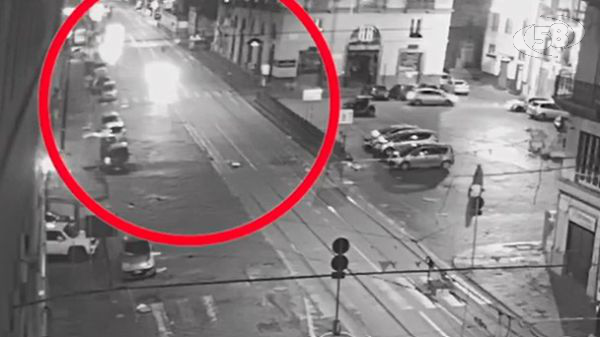 Spara contro il portone della Caserma dei Carabinieri. Le telecamere immortalano la scena. Arrestato/VIDEO