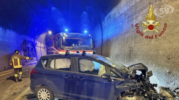 Incidente Galleria Solofra, tre feriti e traffico bloccato