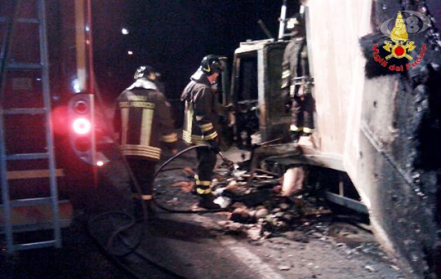 Gesualdo, a fuoco camion con mobili usati in arrivo dalla Germania