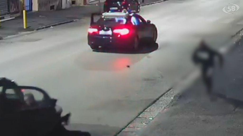 Notte di paura per un commerciante ortofrutticolo. In due lo rapinano, ma arrivano i Carabinieri. La sequenza dell'arresto in un video