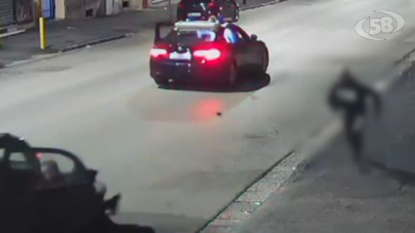 Notte di paura per un commerciante ortofrutticolo. In due lo rapinano, ma arrivano i Carabinieri. La sequenza dell'arresto in un video