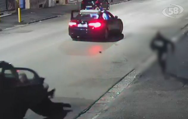 Notte di paura per un commerciante ortofrutticolo. In due lo rapinano, ma arrivano i Carabinieri. La sequenza dell'arresto in un video